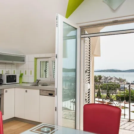 Daire Manda With Sea View, 2 Terraces & Parking Tribalj