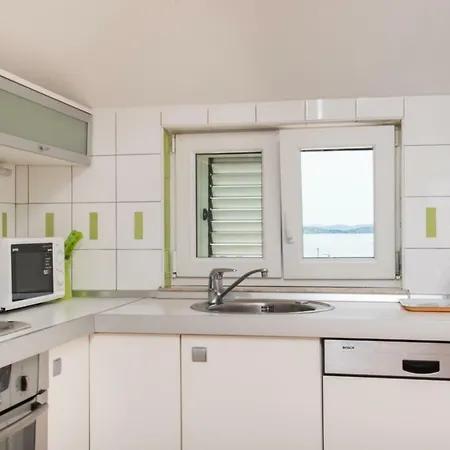 Daire Manda With Sea View, 2 Terraces & Parking Tribalj