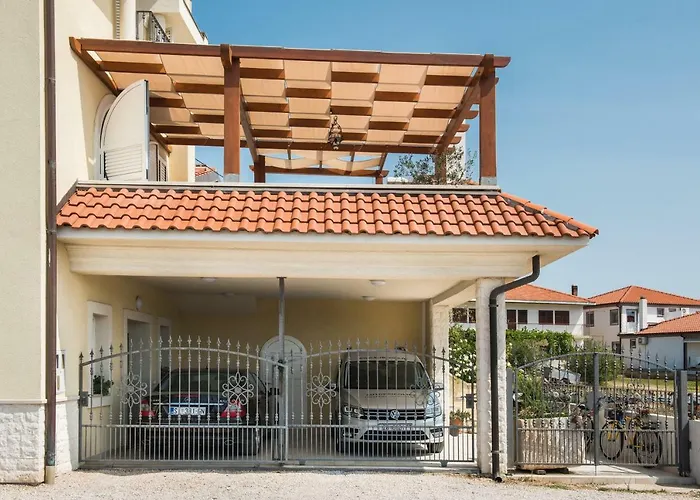 Manda With Sea View, 2 Terraces & Parking شقة